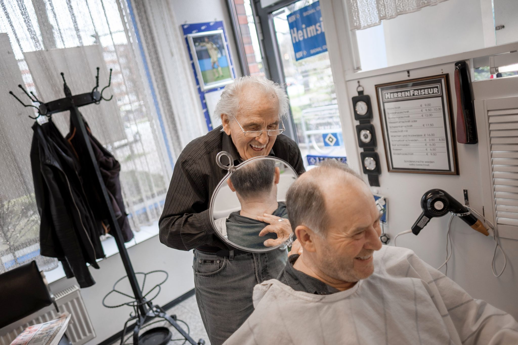 Mit 66 Jahren, Ernst Schmidt, aeltester Friseur Hamburgs, Dirk O